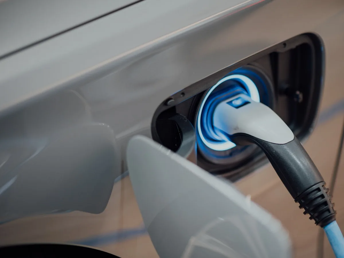 Coche eléctrico conectado a un punto de carga instalado